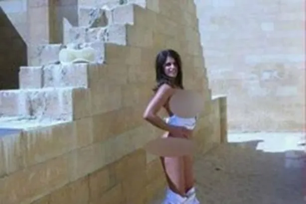 إخلاء سبيل ثلاثة سياح إسبان بكفالة بعد التصوير عرايا بجوار الهرم الأكبر