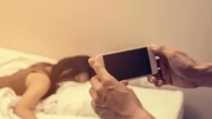 إحالة رجل أعمال إلى المحكمة بتهمة ابتزاز سكرتيرته بصور وفيديوهات إباحية